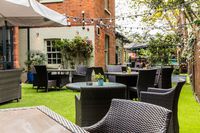 Hand-Spear-Pub-Beer-Garden-Weybridge.jpg