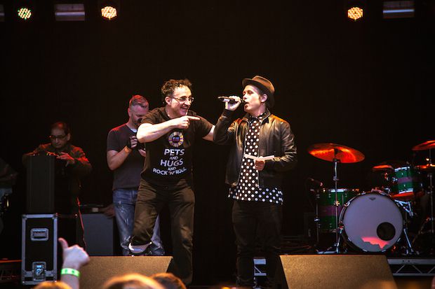 Mark Owen singing on stage with Professor Noel Fitzpatrick Credit Sam Pelly.jpg